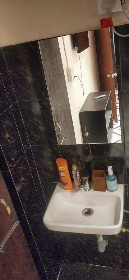 امفال Oyo Thangal Hotel المظهر الخارجي الصورة