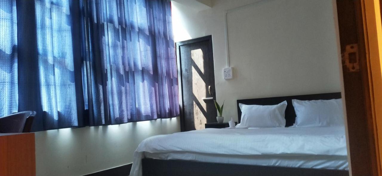 امفال Oyo Thangal Hotel المظهر الخارجي الصورة